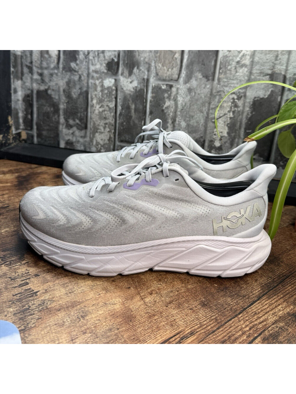 Hoka One One Arahi 6 Wide Women’s Smoke Gray Low Top Lace-Up Logo Mesh
